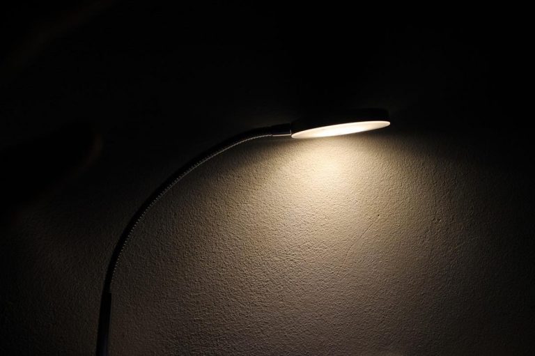 Inteligentne żarówki philips hue vs. xiaomi yeelight - które lepsze do smart home?