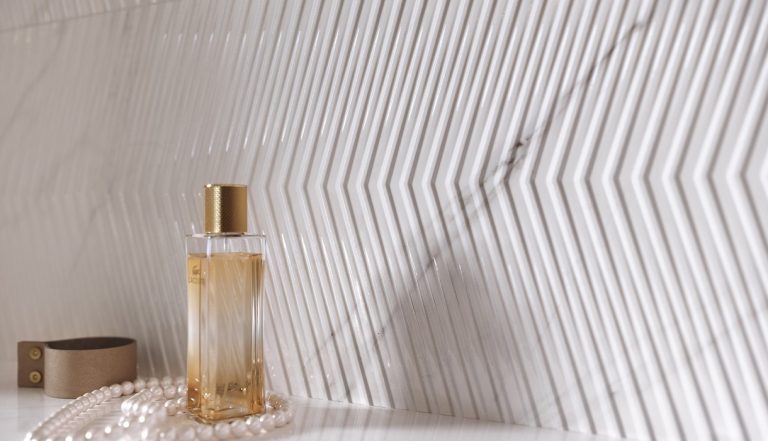 Geometria w łazience: jak murale w powtarzalne wzory potrafią odmienić przestrzeń