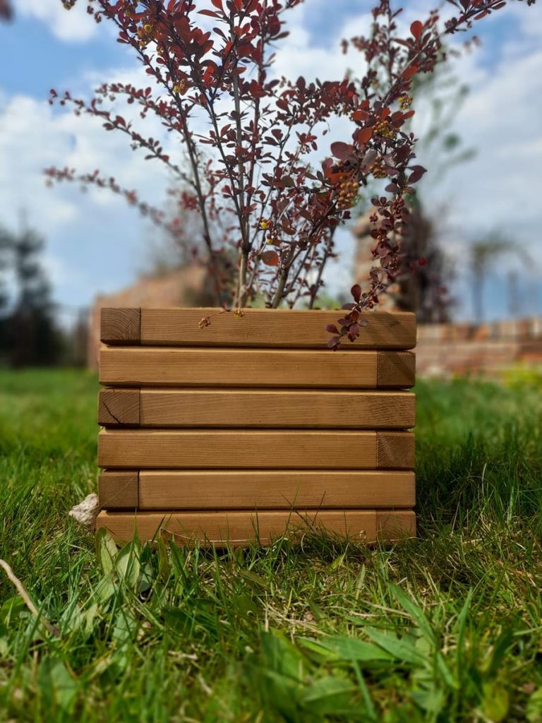 Jak donice drewniane zmieniają wygląd ogrodu przez cały rok